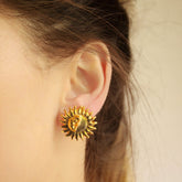 Aretes de sol media cara plana pequeña vista real